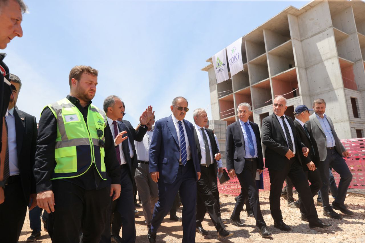 Çevre, Şehircilik ve İklim Değişikliği Bakanı Mehmet Özhaseki: -Deprem bölgesinde, yaralarımızı el ele vererek hızla sarıyor
