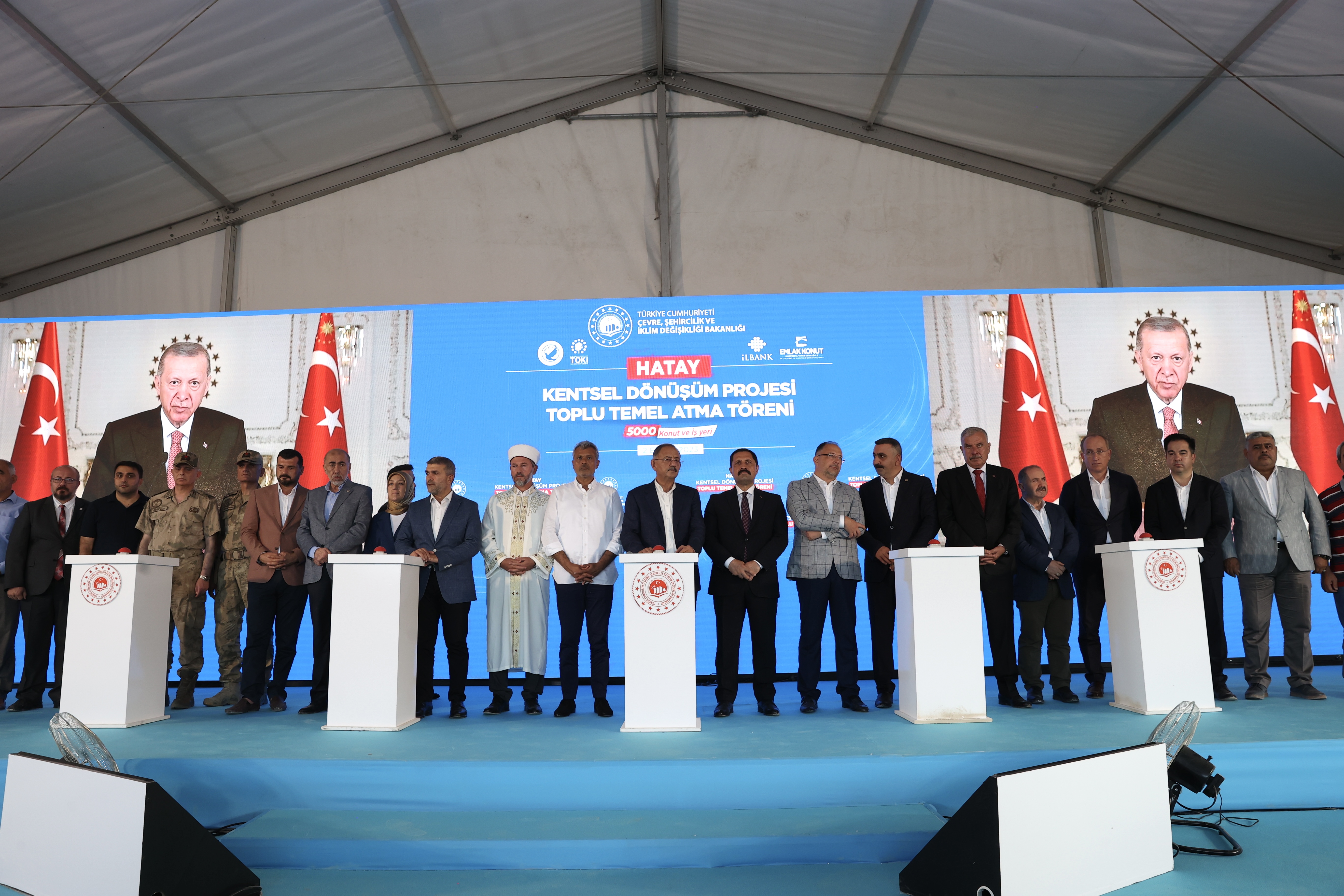 BAKAN ÖZHASEKİ DEPREM BÖLGESİNDE BAŞLANILAN İNŞAAT SAYISI AÇIKLADI: “200 BİN KONUTUN İNŞAATINA BAŞLADIK”