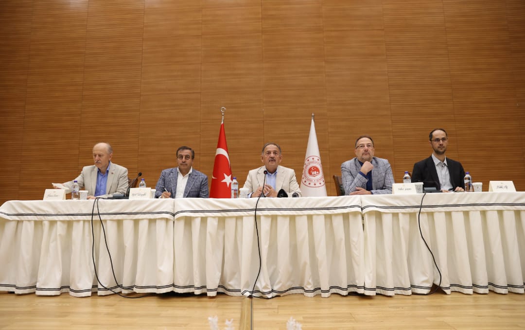 BAKAN ÖZHASEKİ DEPREM BÖLGESİNDEKİ İL MÜDÜRLERİYLE BİR ARAYA GELDİ