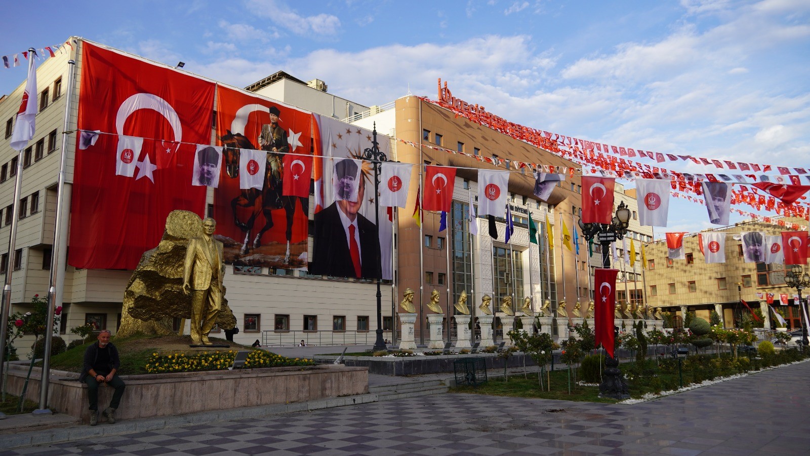 KEÇİÖREN’İN CADDE VE SOKAKLARI CUMHURİYETİN 100. YILI KUTLAMALARI İÇİN BAYRAKLARLA DONATILDI