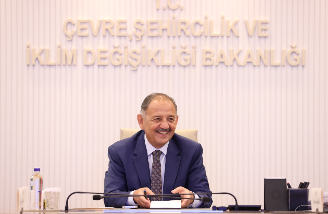 BAKAN MEHMET ÖZHASEKİ:DEPREM BÖLGESİNDE ÇALIŞMALAR YAĞMUR ÇAMUR DEMEDEN ARALIKSIZ DEVAM EDİYOR
