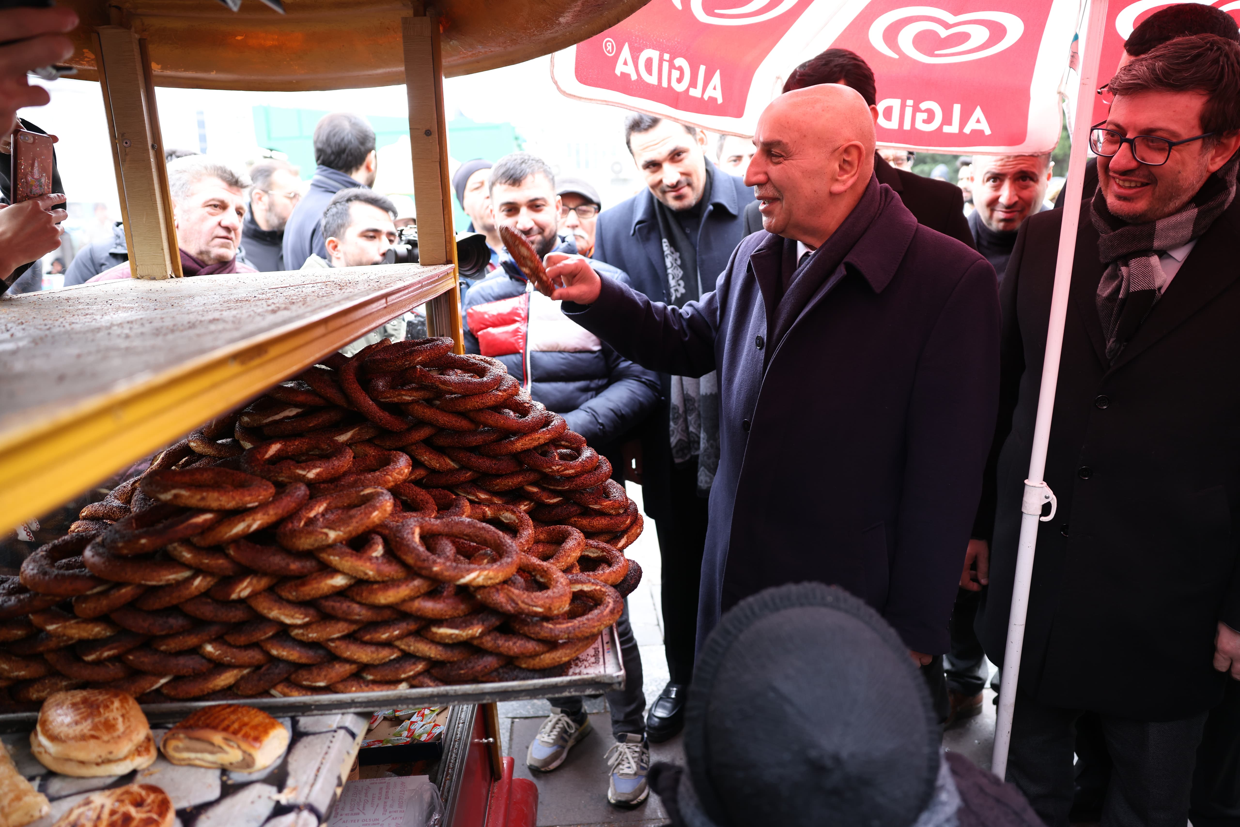 AK PARTİ'NİN ANKARA BÜYÜKŞEHİR BELEDİYE BAŞKAN ADAYI TURGUT ALTINOK SEÇİM ÇALIŞMALARINA ESNAF ZİYARETİ İLE DEVAM ETTİ