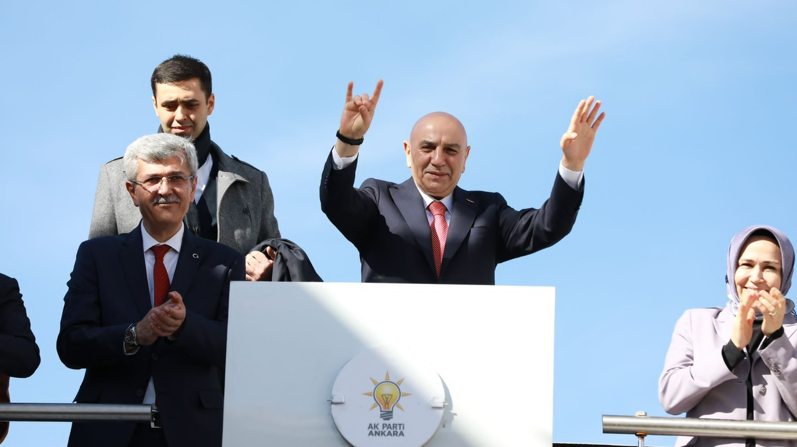 ALTINOK'TAN İŞÇİLERE ZAM, MUHTARLARA ÜCRETSİZ ULAŞIM KARTI