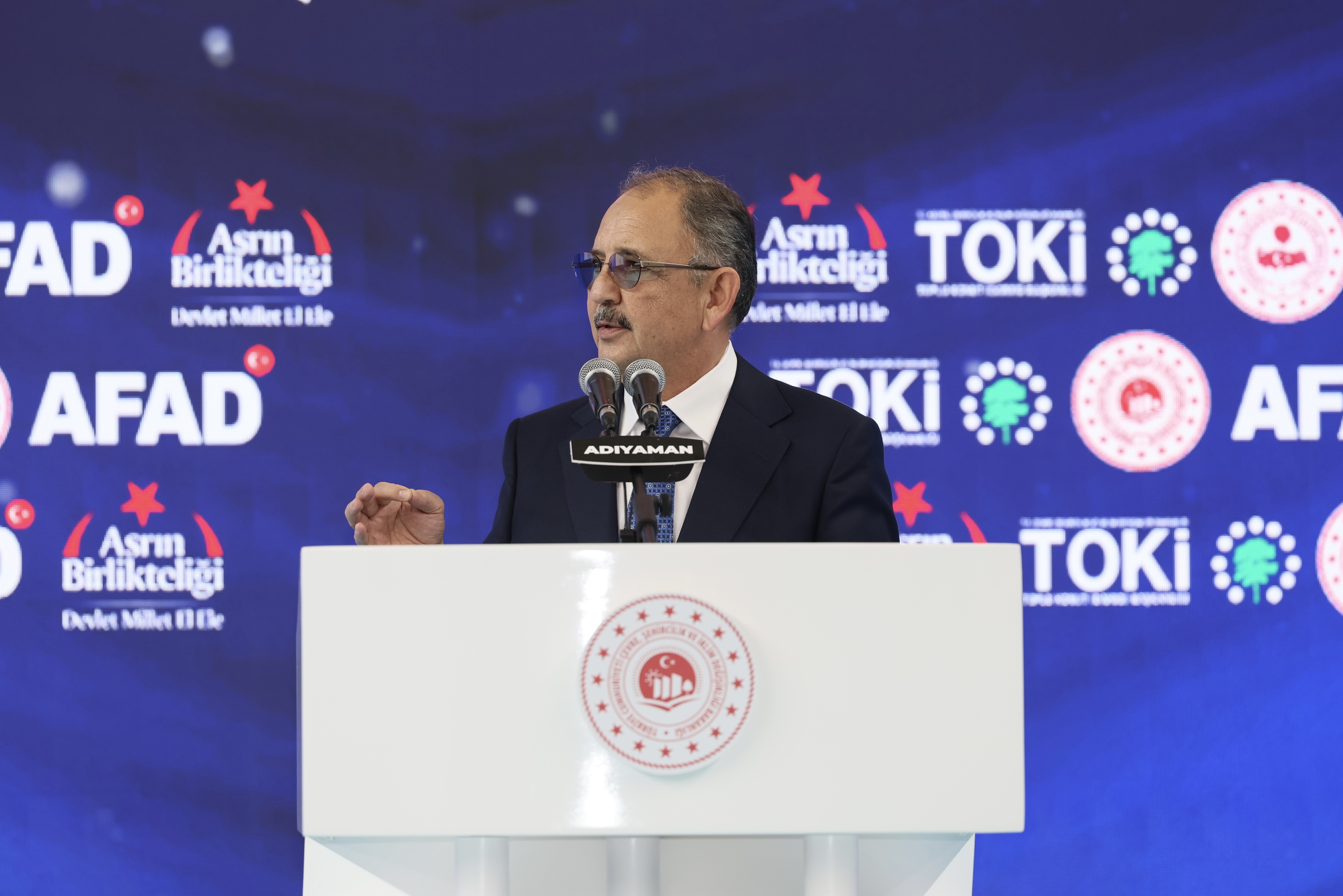 BAKAN MEHMET ÖZHASEKİ, ‘DEPREM KONUTLARI NEREDE?’ DİYE SORANLARA ADIYAMAN’DAN SESLENDİ