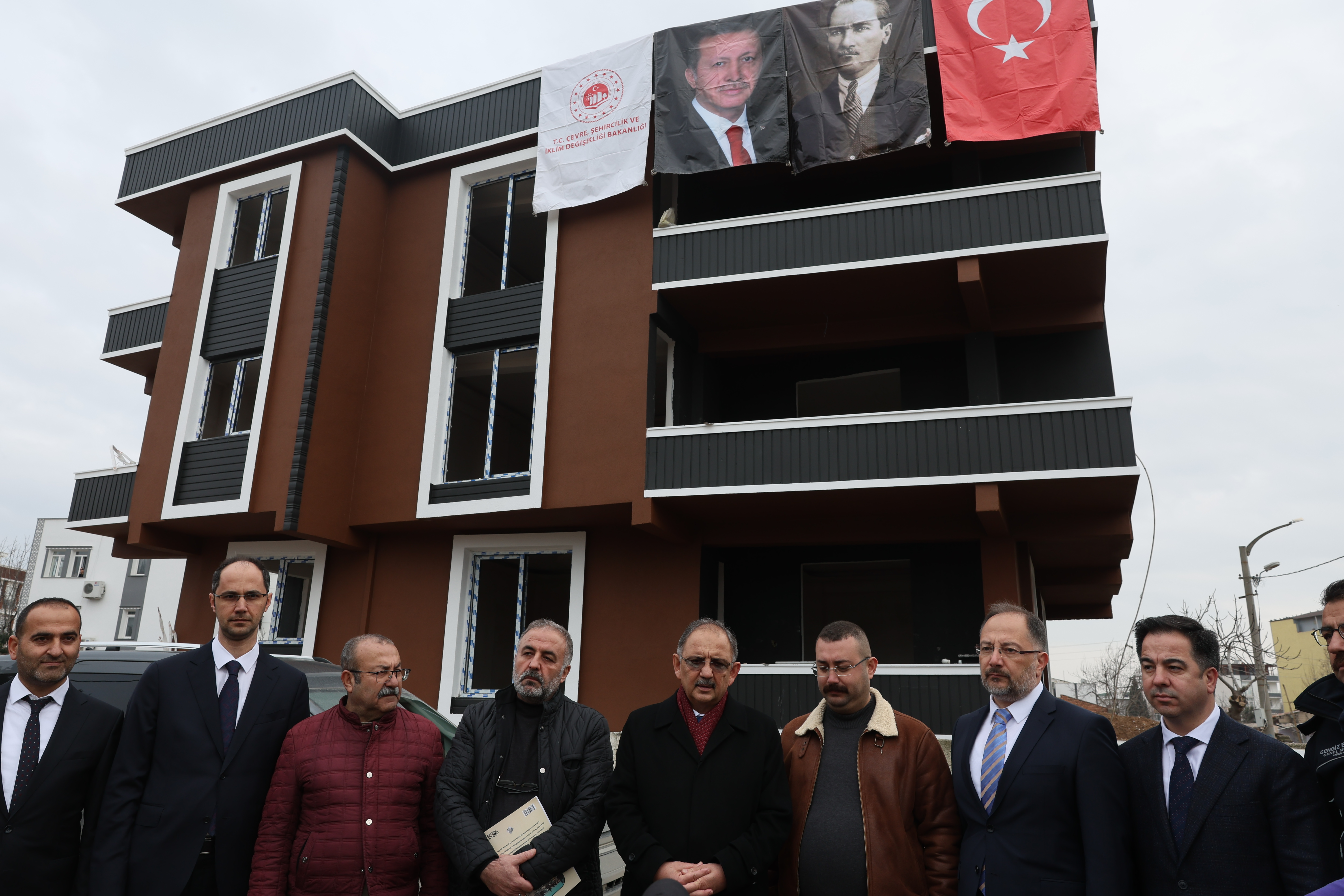 BAKAN MEHMET ÖZHASEKİ, ADIYAMAN’DA “YERİNDE DÖNÜŞÜM” PROJESİ İLE EVİNİ YERİNDE YENİDEN YAPAN KÜRKOĞLU AİLESİNİ ZİYARET ETTİ