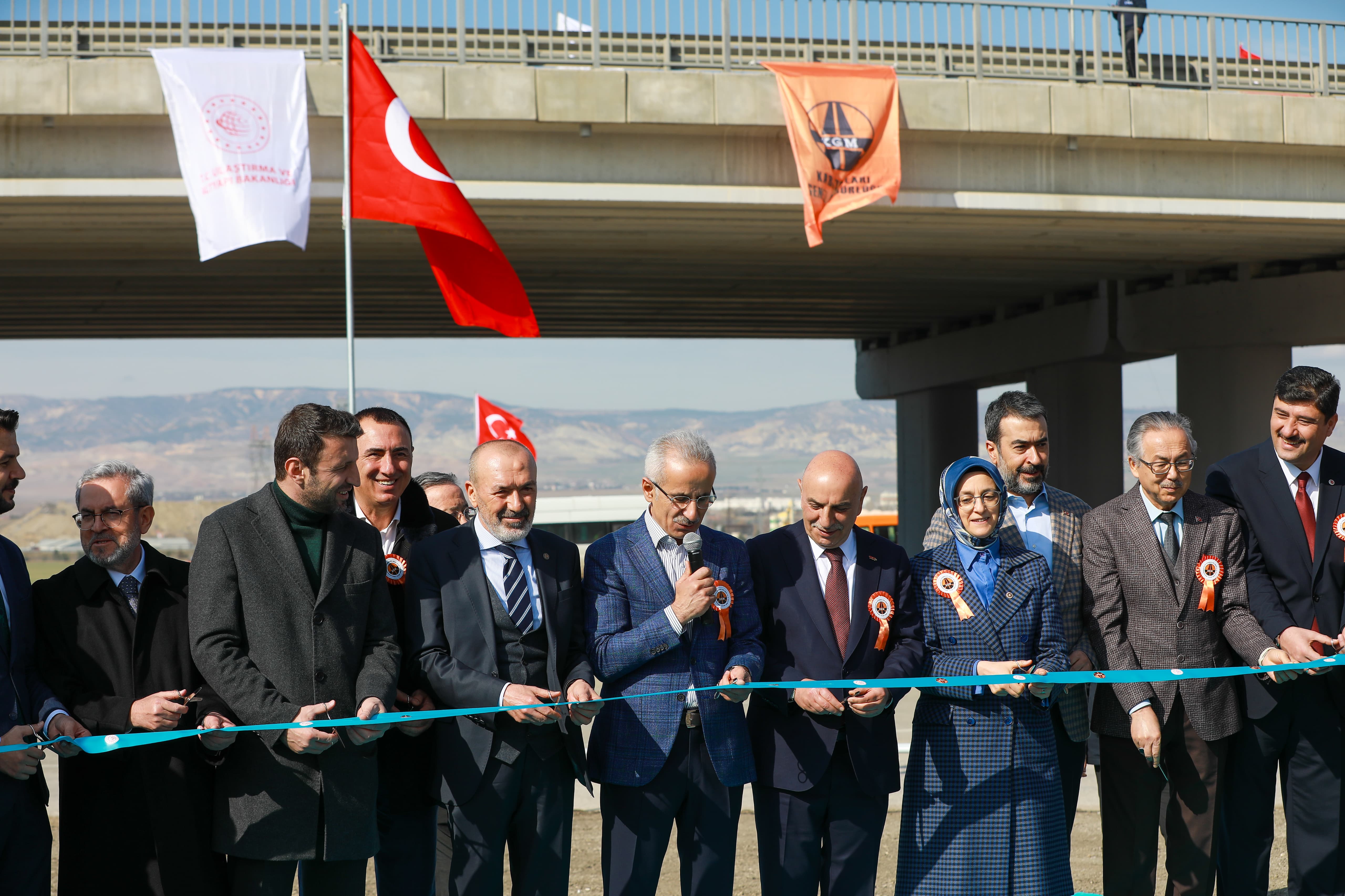 TURGUT ALTINOK KAHRAMANKAZAN’DAKİ KAVŞAK AÇILIŞINI ULAŞTIRMA BAKANI URALOĞLU İLE BİRLİKTE YAPTI