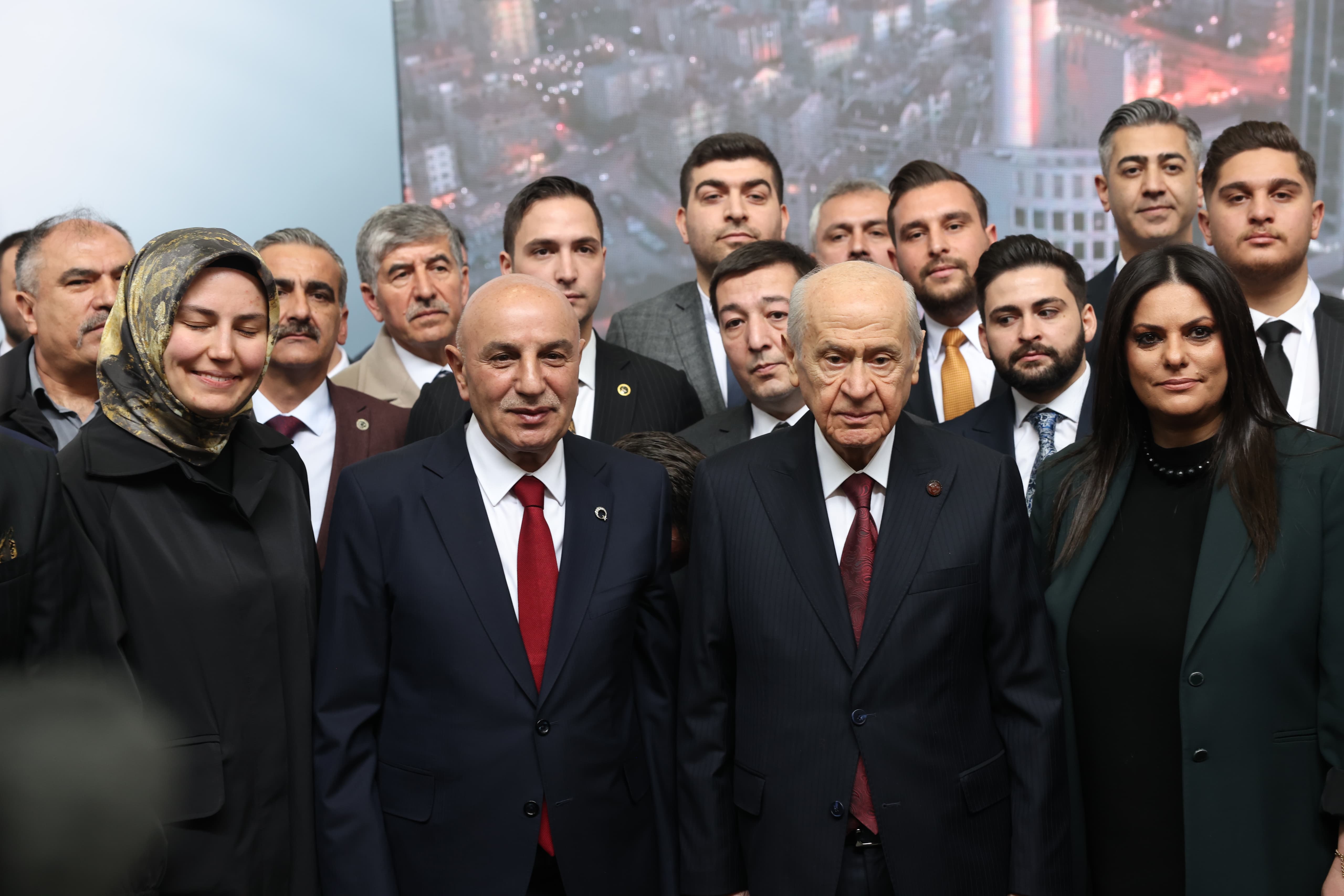 BAHÇELİ ALTINOK’A KOLTUĞUNU VERDİ: KOLTUĞA OTURDUN ALLAH’IN İZNİYLE KALKMAYACAKSIN