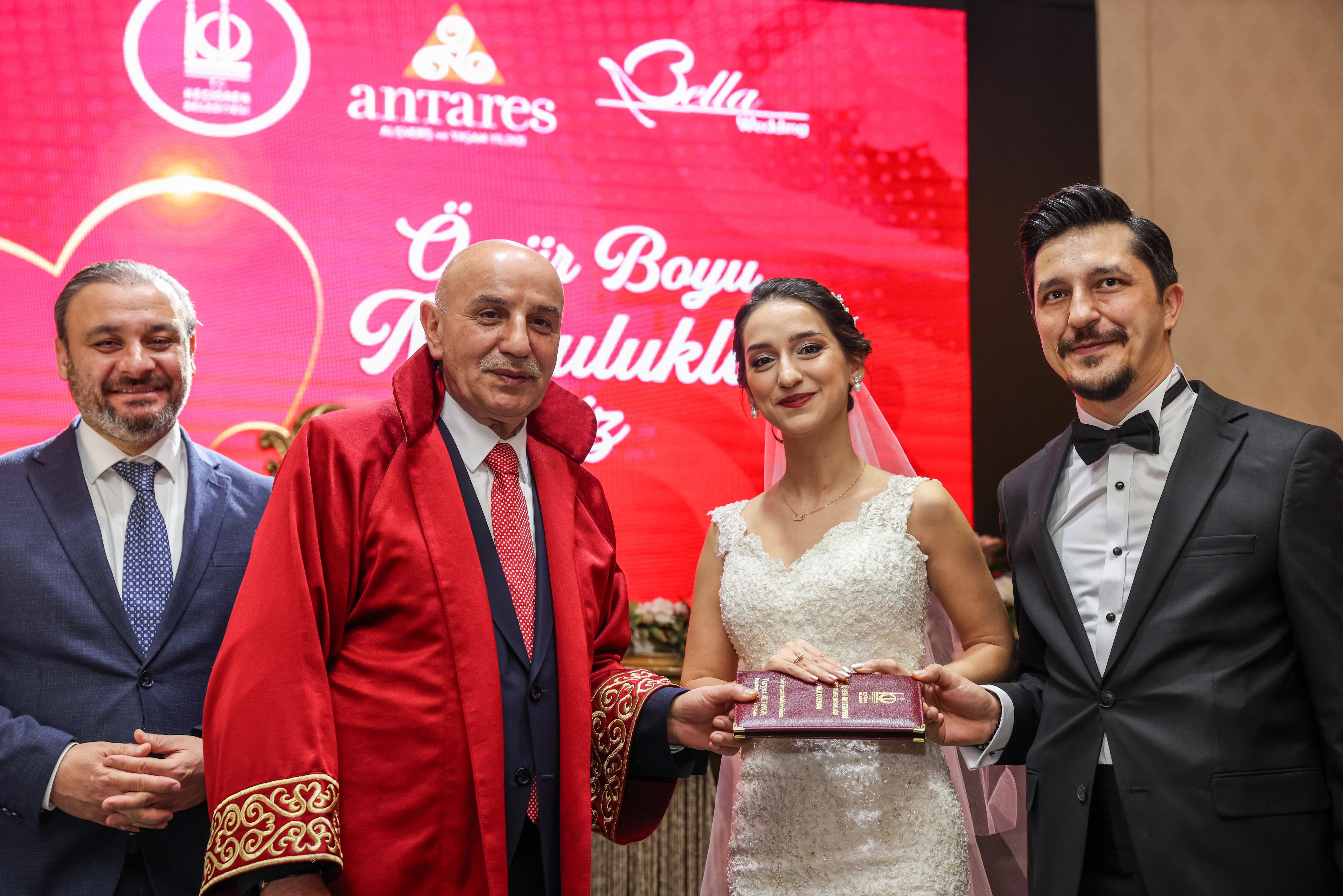 TURGUT ALTINOK 14 ŞUBAT SEVGİLİLER GÜNÜ’NDE 14 ÇİFTİN NİKÂHINI KIYDI