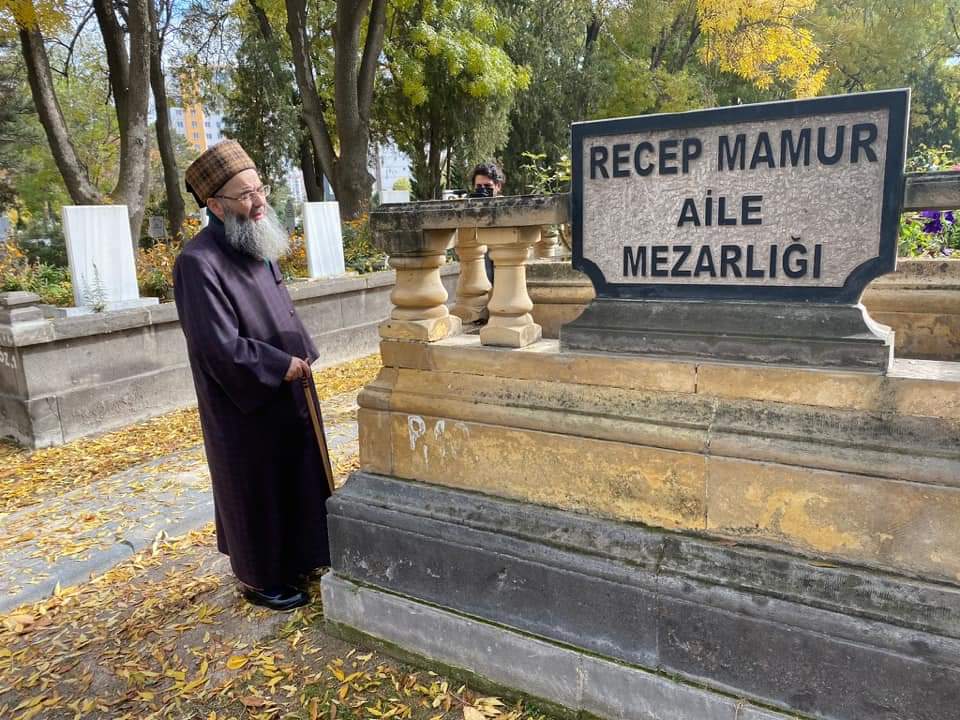 CÜBBELİ AHMET HOCA RECEP MAMUR’UN MEZARINI ZİYARET ETTİ