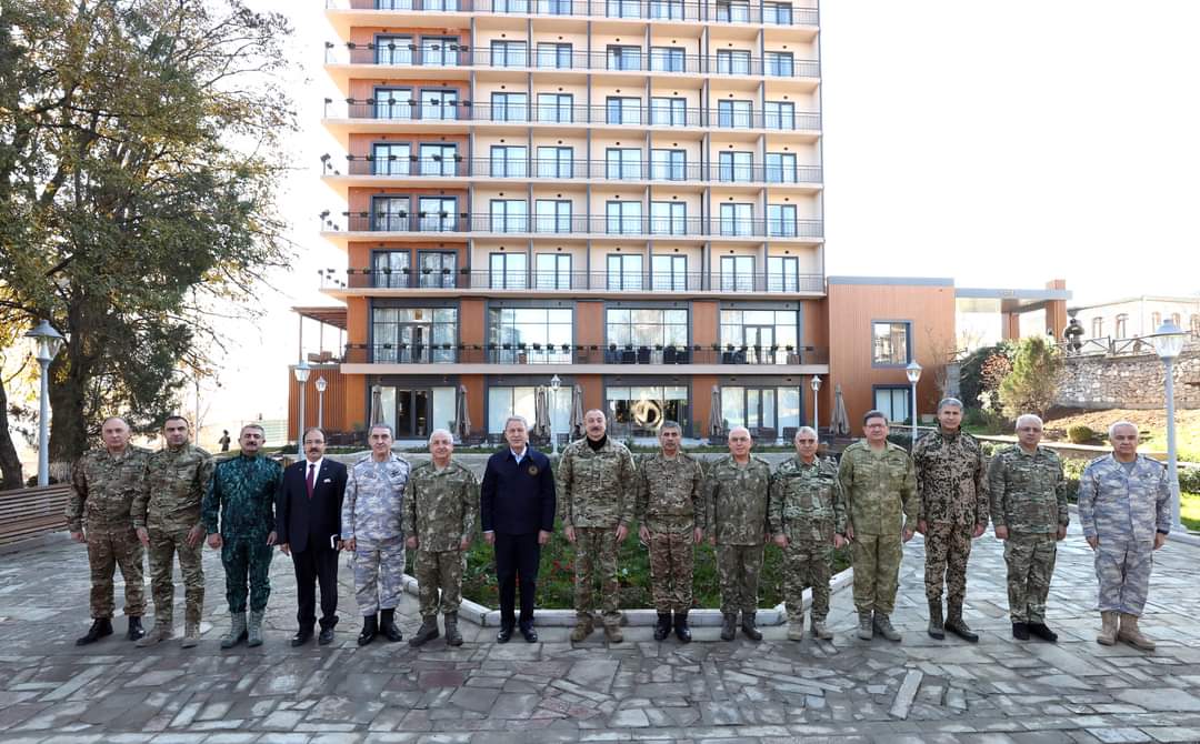 Azerbaycan Cumhurbaşkanı Sayın İlham Aliyev, Millî Savunma Bakanı Hulusi Akar ve TSK Komuta Kademesi’ni kabul etti.