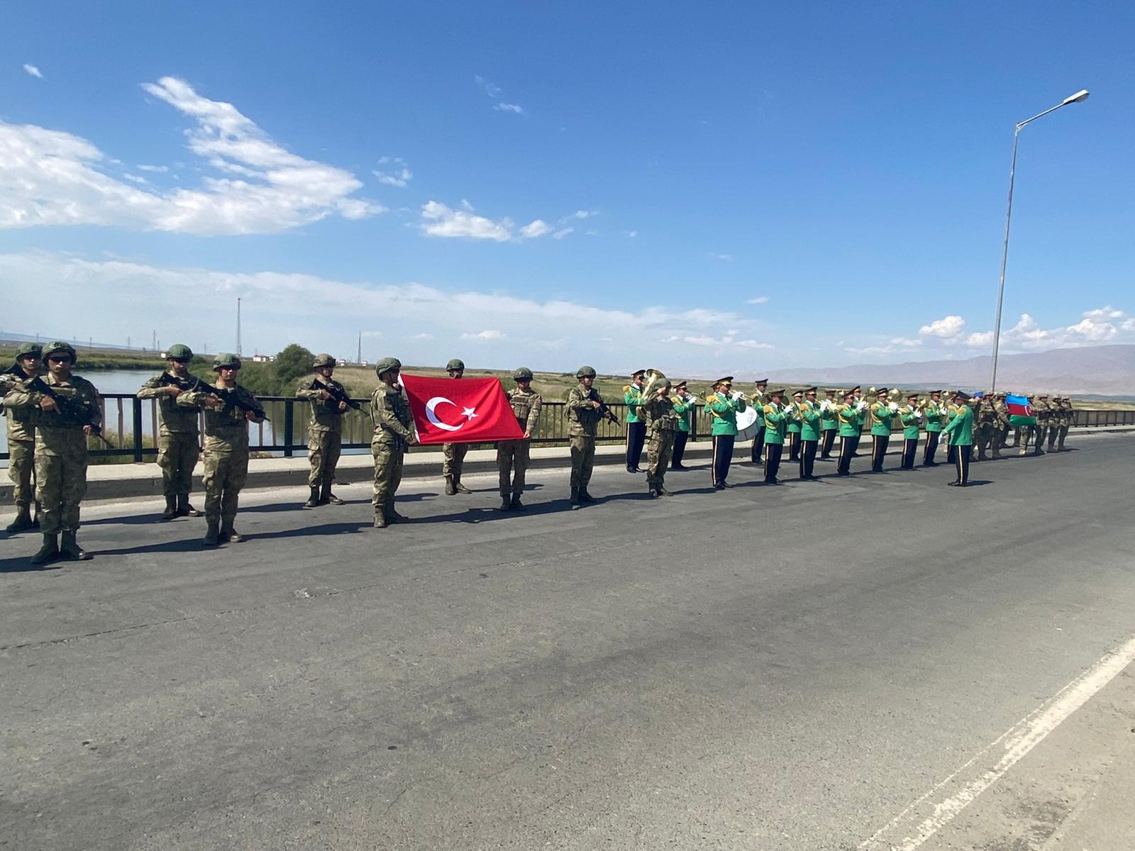 TÜRKİYE VE AZERBAYCAN ORDUSUN'DAN SARSILMAZ KARDEŞLİK TATBİKATI