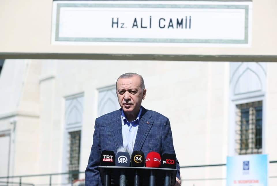 Cumhurbaşkanı Erdoğan, cami çıkışı basın mensuplarının gündeme ilişkin sorularını cevapladı.